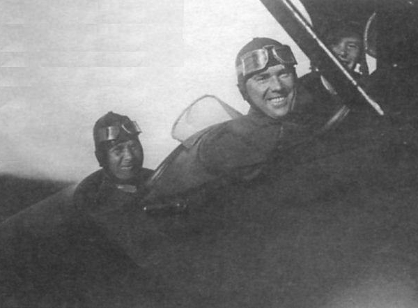 4.Н.Н.Поликарпов в кабине самолета У-2. Москва, 1935 г.