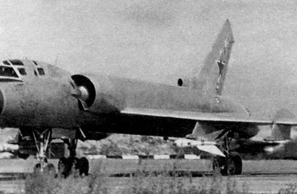 4.Перехватчик Ту-128М с ракетой Р-4Т.