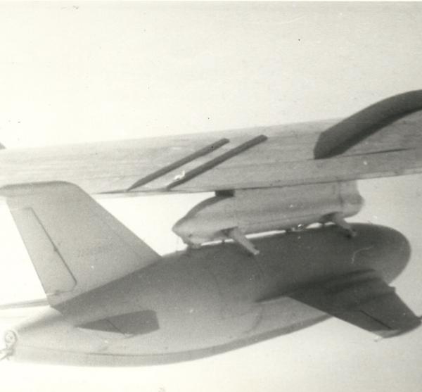 5.КСР-11 под крылом носителя.