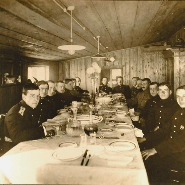5е.Группа курсантов и офицеров БОШМА за обедом в кают-кампании