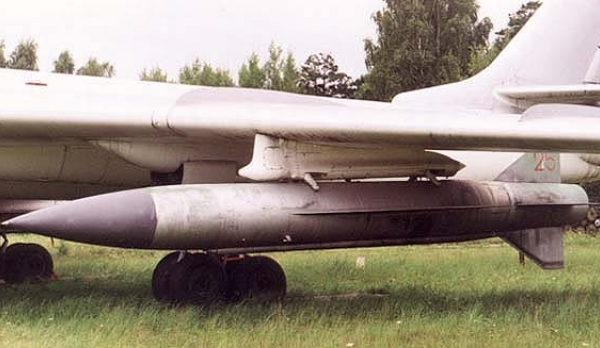 8.КСР-5 под крылом Ту-16 в музее ВВС Монино.