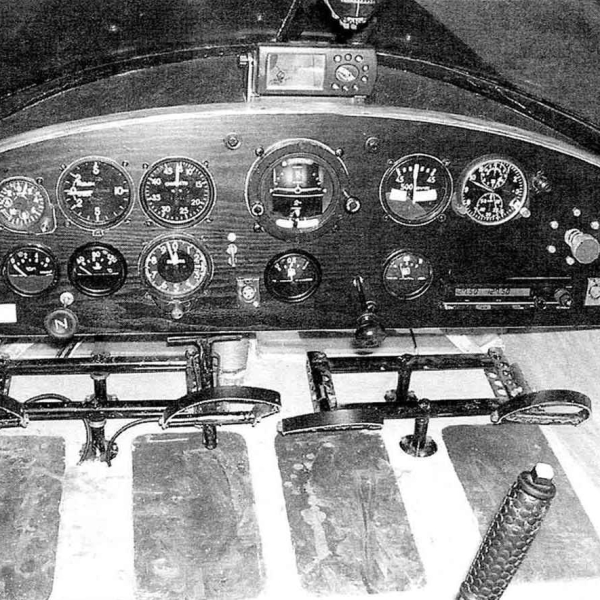 10.Приборная панель самолета Ф-3.
