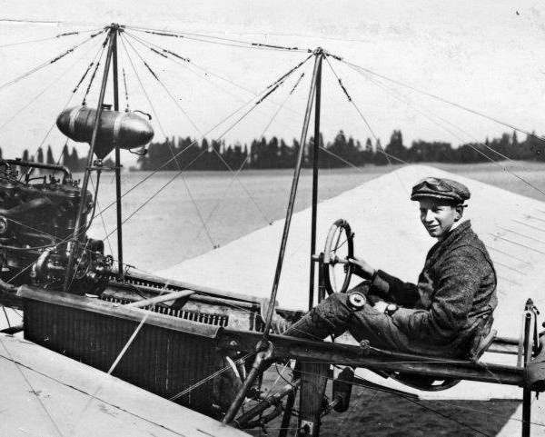 19.Голландский конструктор А.Фоккер в кабине своего самолета Spinne II.