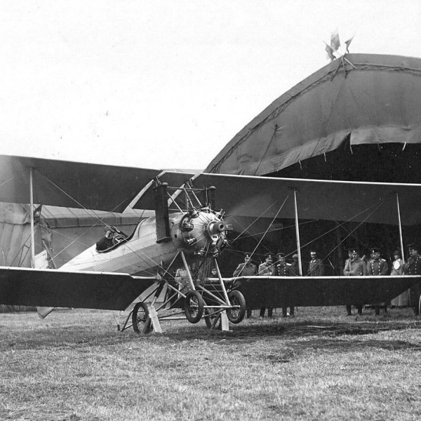 22.Самолет Breguet III U 1 с работающим двигателем на стоянке.