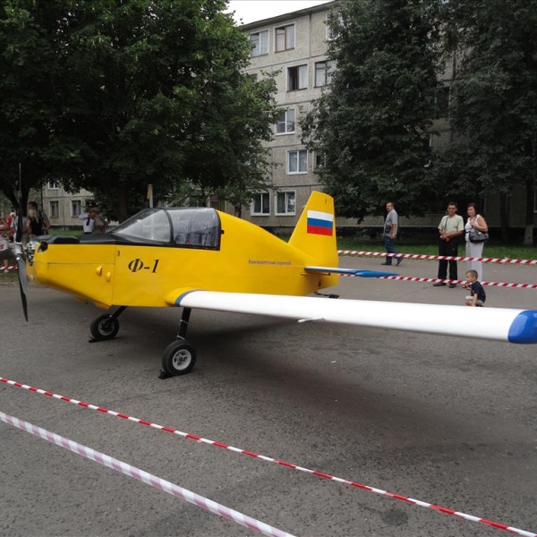 3.Самолёт Ф-1 демонстрируется на улице г. Кингисеппа.