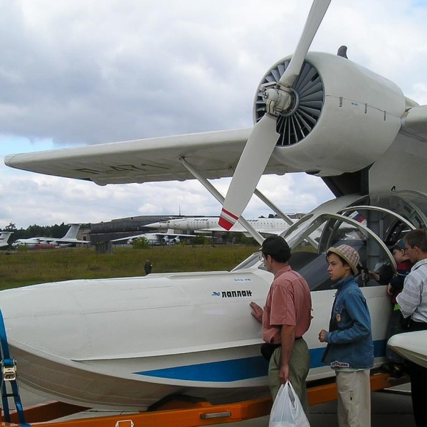 6.Самолет-амфибия Л-471 на стоянке авиасалона МАКС-2005..