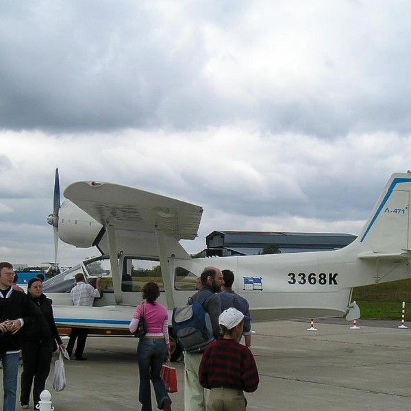 7.Самолет-амфибия Л-471 на стоянке авиасалона МАКС-2005..