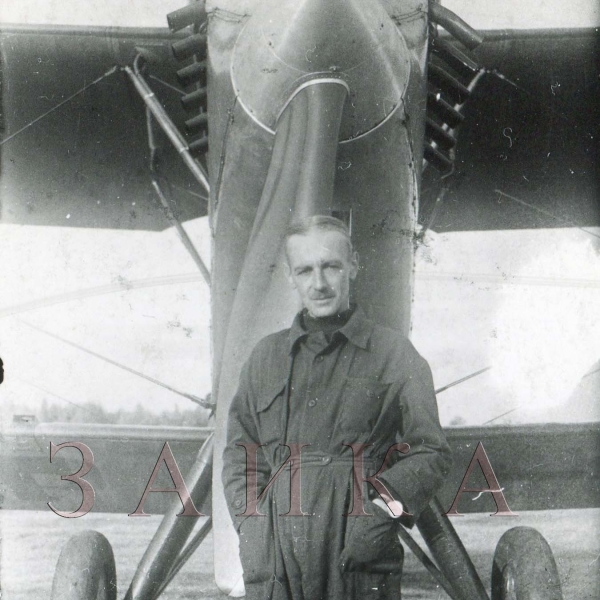 8.К.К.Арцеулов на фоне самолета Р-5.
