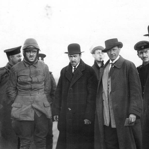 9.И.И.Сикорский и слева от него авиатор Габер-Влынский на конкурсе военных аэропланов 1913 г.