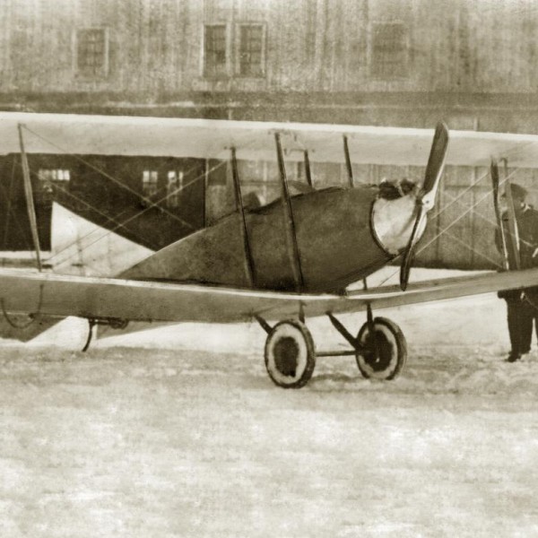 Авиетка СК во дворе завода Красный лётчик. 1926 г.