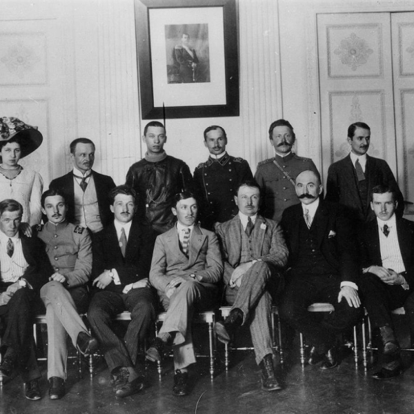 Группа авиаторов, участников перелета Санкт-Петербург - Москва 1911 года. В.В.Слюсаренко сидит крайним слева.