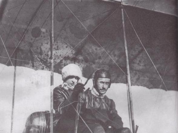 В.В.Слюсаренко и Лидия Зверева перед полетом.