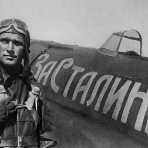1.Б.Ф.Сафонов у своего истребителя И-16 тип 24.