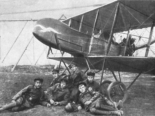 1.Группа учлетов Зарайской авиашколы у самолета Фарман-20. И.Ф.Козлов слева первый. 1921 год.