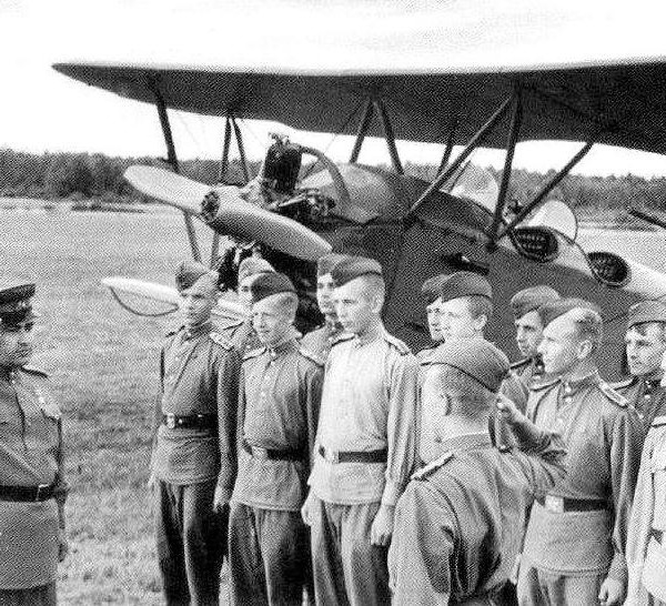 2.Алексей Маресьев в авиаучилище. 1945 г.