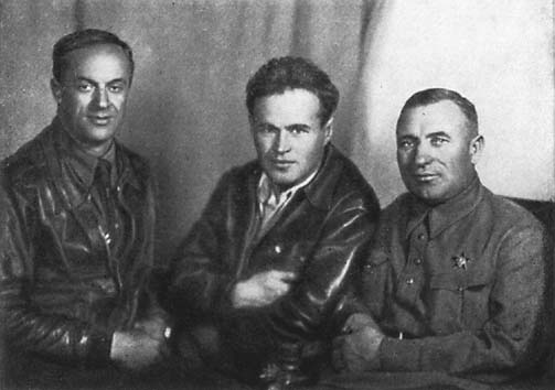 2.Летчик-испытатель И.Ф.Козлов (справа) и его ученики - летчики-испытатели Н.С.Рыбко (слева) и А.Н.Гринчик (в центре).
