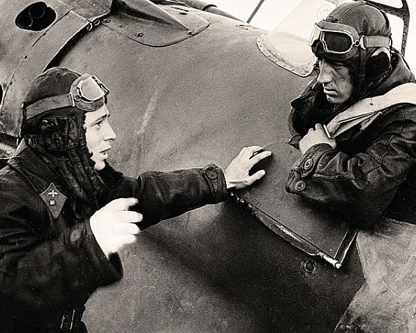 2.В.В.Талалихин беседует с летчиков сидящим в кабине истребителя И-16.