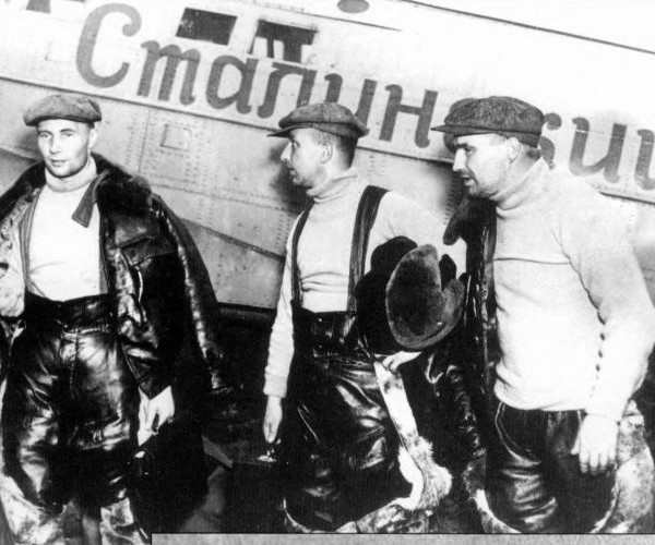 3.А.В.Беляков, Г.Ф.Байдуков, В.П.Чкалов после посадки