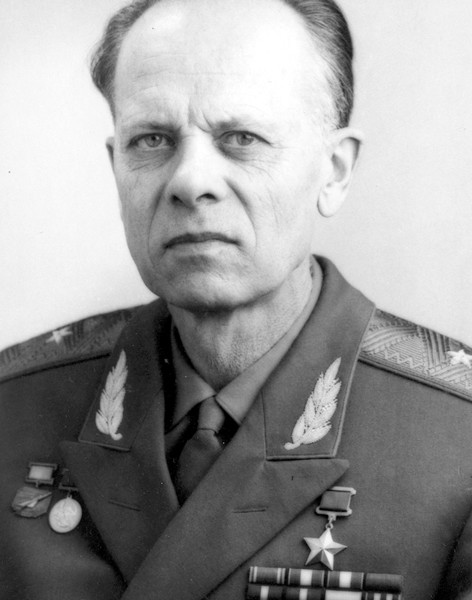 3.Герой СССР генерал-майор Г.А.Седов.