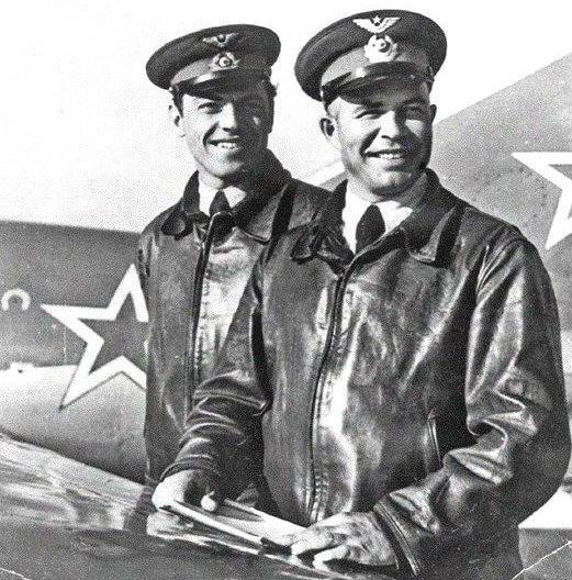 4.Подполковник Пепеляев и капитан Лапшин у МиГ-15 в парадной окраске. 1950 г.