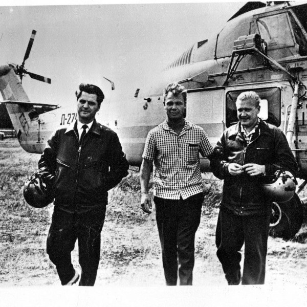 5.Юрий Гарнаев около вертолета Sikorsky S-58.