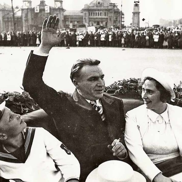 6.В.П.Чкалов с женой и сыном.