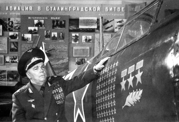 9.И.Н.Кожедуб у своего Ла-7 в Монинском музее ВВС.
