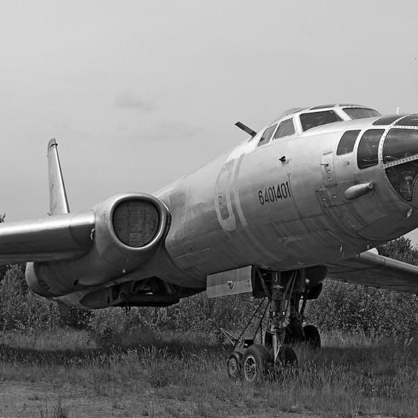 1.Ту-16ЛЛ на стоянке.