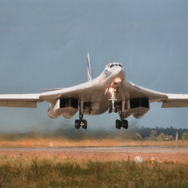 2б.Ту-160 взлетает.