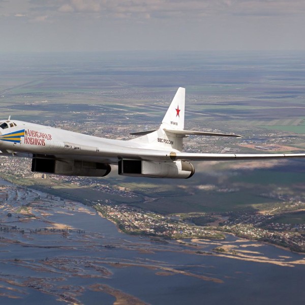 3а.Ту-160 в полете.
