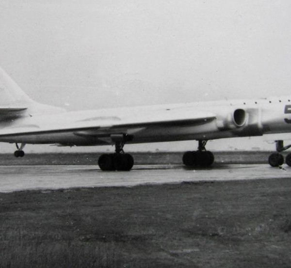 4.Ту-16ЛЛ борт № 56. ЛЛ для испытания вздыбливающегося шасси.