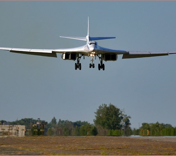 5б.Ту-160 заходит на посадку.