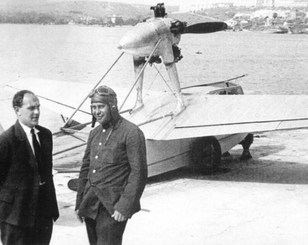 И.В.Четвериков и летчик А.В.Кржижевский около самолета СПЛ на площадке завода № 45.