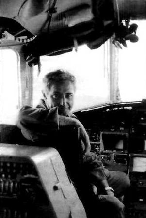 Летчик-испытатель Г.Р.Карапетян в кабине вертолета Ми-26.