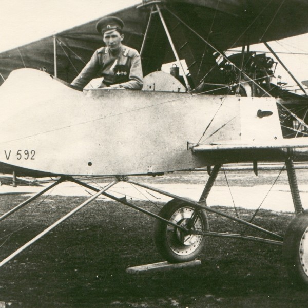 И.А.Валентэй в кабине самолета Voisin LA. 1915 г.