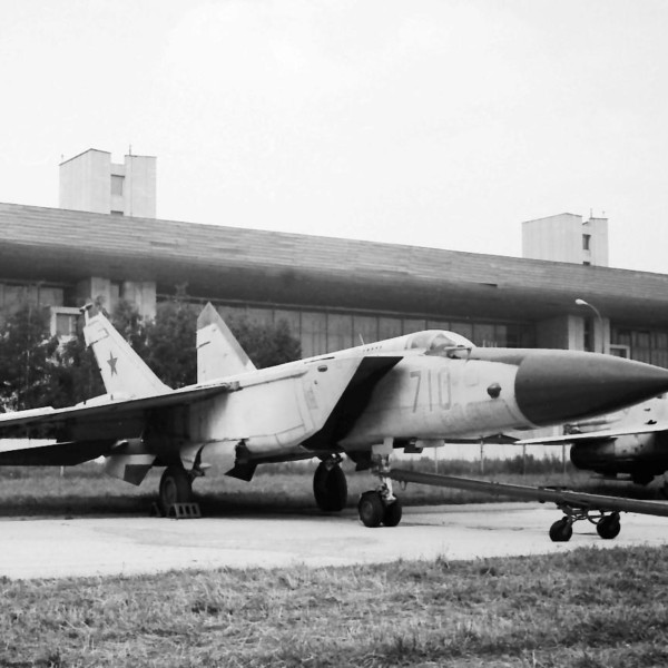 1.Опытный перехватчик МиГ-25М борт № 710.