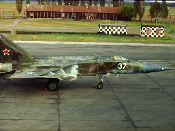 МиГ-25БМ на стоянке.