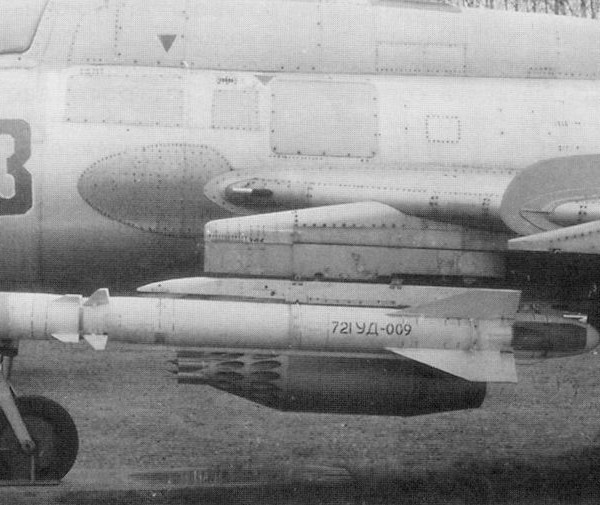 Ракета Х-27ПС под крылом Су-17М3П.