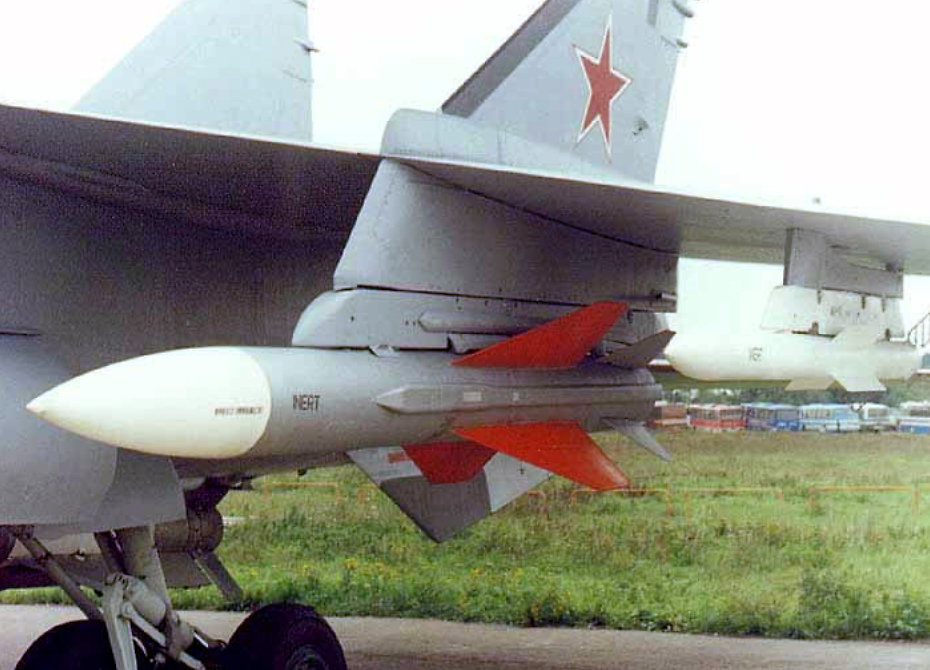 3.Raketa-H-58U-pod-krylom-MiG-25BM..jpg