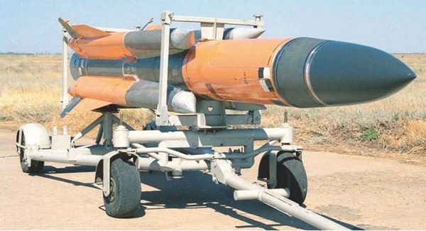 Ракета Х-31А на транспортировочной тележке.