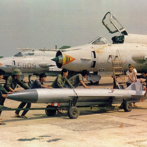 Подготовка ракеты Х-28 к подвеске под Су-22 ВВС Вьетнама.