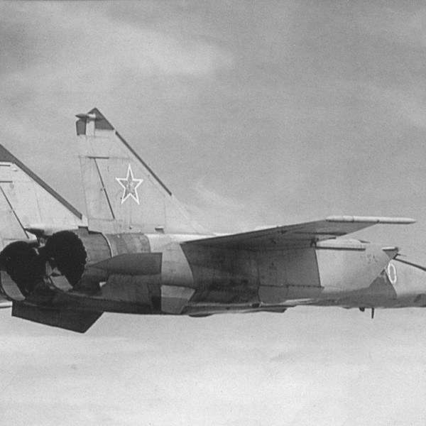 5.Серийный МиГ-25Р в полете.