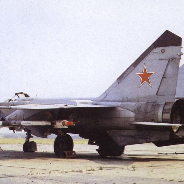 МиГ-25ПД c ракетами Р-40 на стоянке.