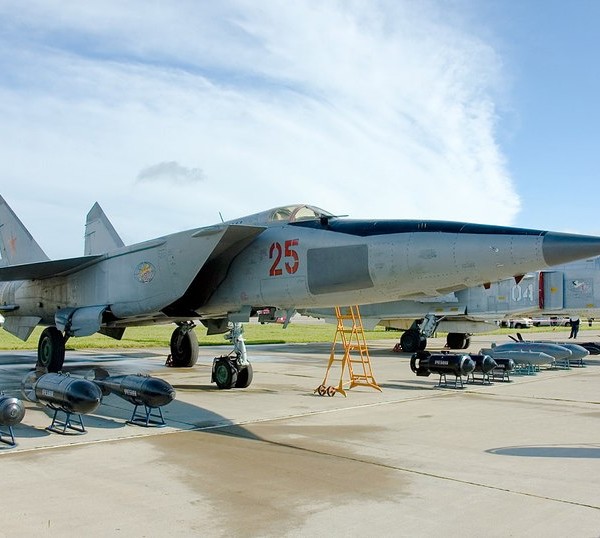 МиГ-25РБС на стоянке авиасалона.