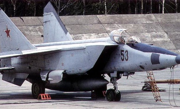 МиГ-25РБТ на стоянке.