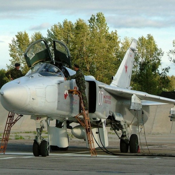 Су-24МР на стоянке.