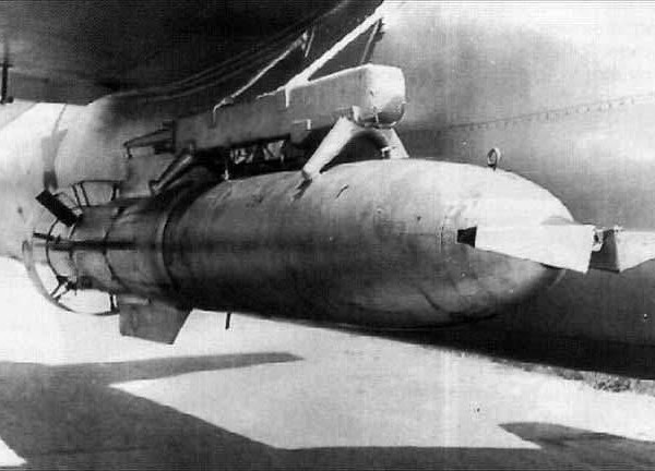 5.Торпеда РАТ-52 под центропланом самолета Ил-28Т.