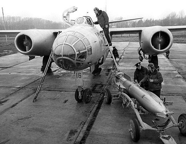 Подготовка торпеды РАТ-52 к загрузке в бомбоотсек Ил-28Т.